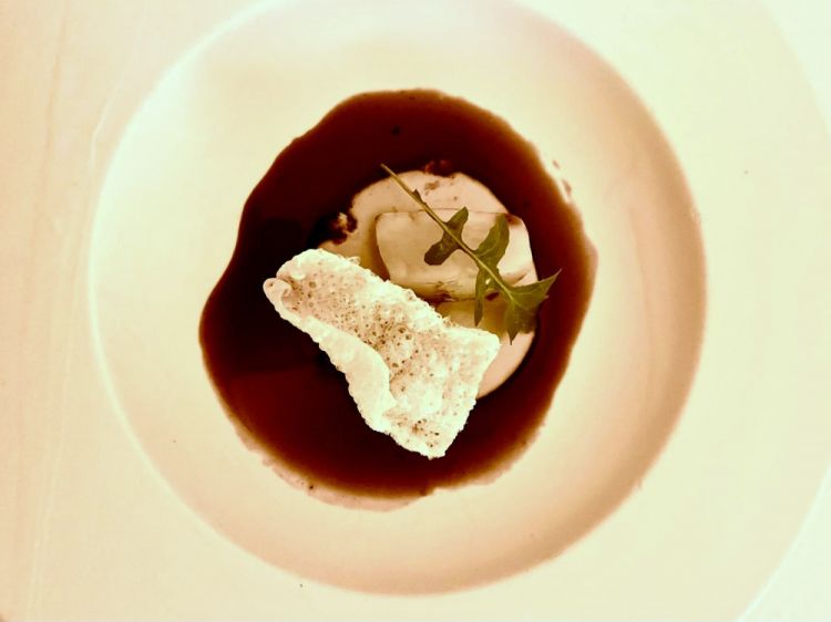 Capasanta, manzo, olive celline, salsa di cipolla dolce di Acquaviva, cren
(foto Federica Lisi)

