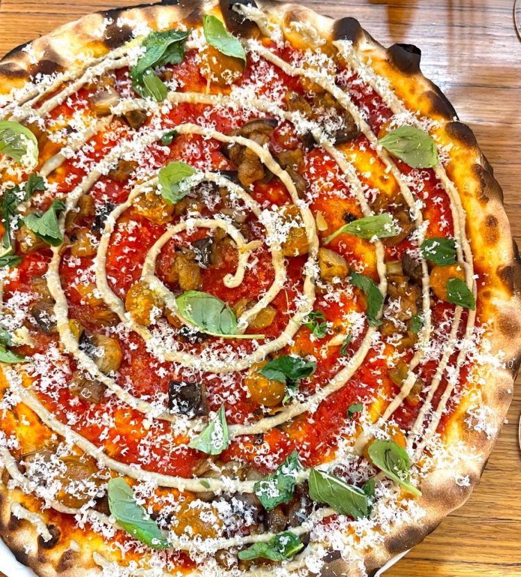 La Parmigiana viaggiatrice - Pomodoro azienda agricola Migliarese, melanzane fritte, crema di zaaloouk, crema di babaganoush al siero di bufala, Parmigiano Reggiano Vacche Rosse, basilico, menta e polvere di lime