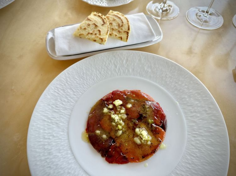 Bandiera di Verdure, detto anche Pastrocchio: si mangiava il giorno dopo freddo di frigo (è uno stracotto di peperoni, cipolle, pomodori). Un fresco mosaico di verdure con alla base una maionese di faraona al fieno e quinoa croccante. Viene finito con una vinaigrette ghiacciata di sedano e levistico. Accompagna una piadina classica