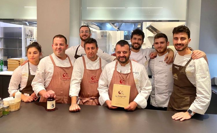 Le brigate di cucina de La Sangiovesa e di Identità Golose Milano