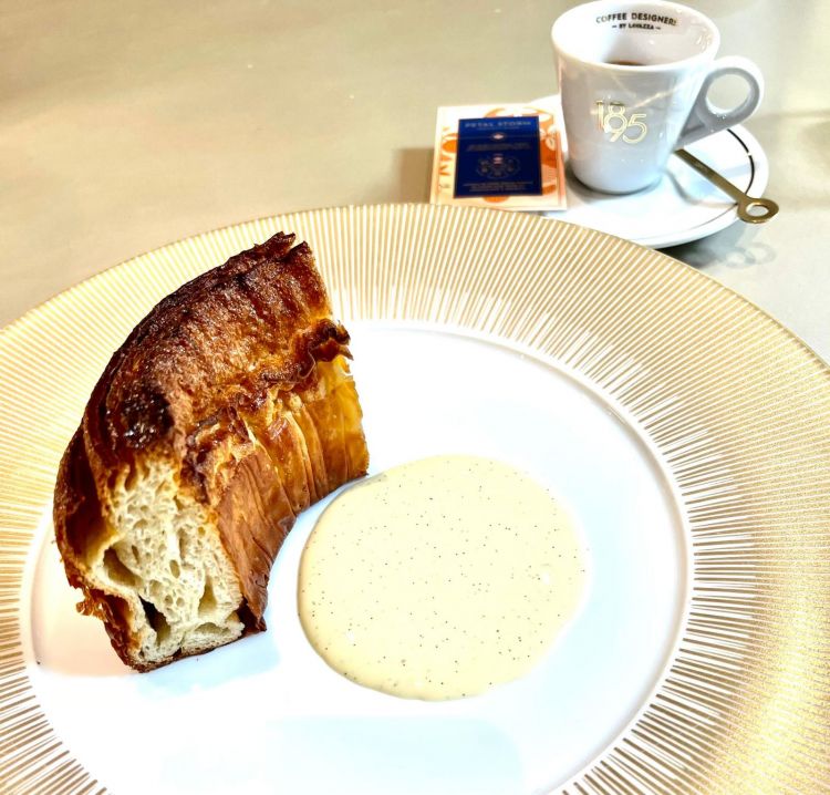 Brioche sfogliata servita con crema inglese e vaniglia