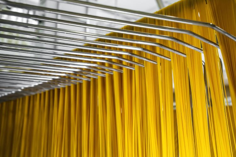 Uno scatto che racconta la produzione di spaghetti