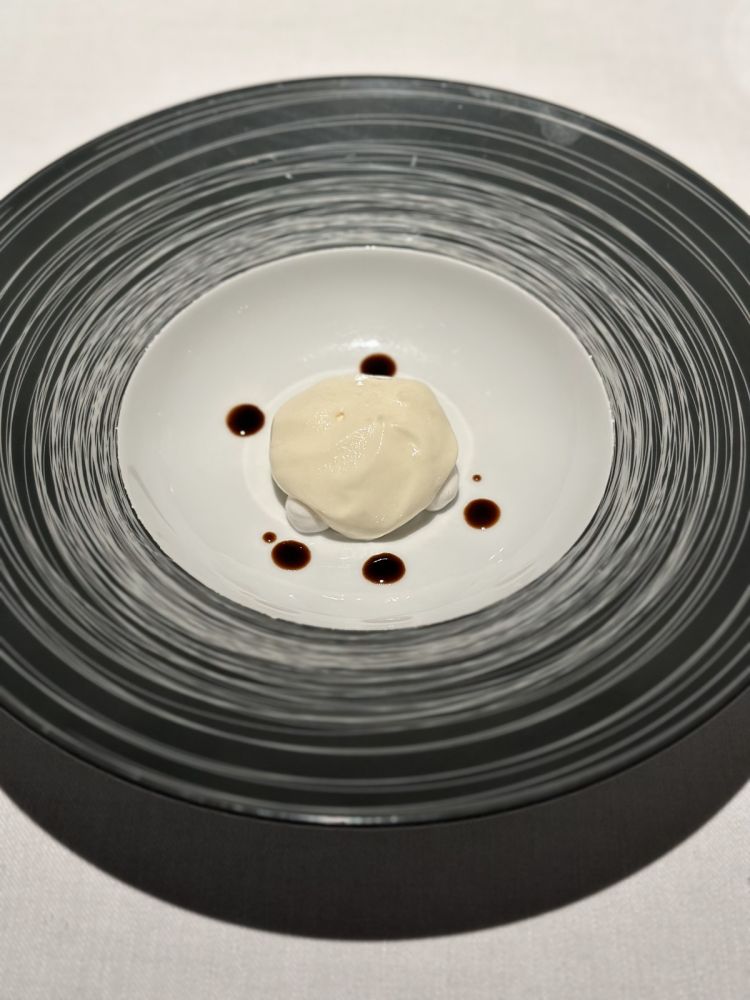 Cocco e aglio nero: emulsione di cocco, cocco tagliato a cubetti, glassati al cioccolato bianco, pezzetti di aglio nero, spuma di aglio rosso, fondo di aglio nero. Un dessert dolce-non-dolce, che merita l'assaggio