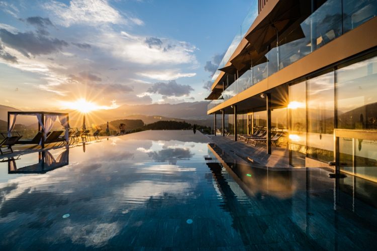 L'hotel Winkler e la sua piscina al tramonto
