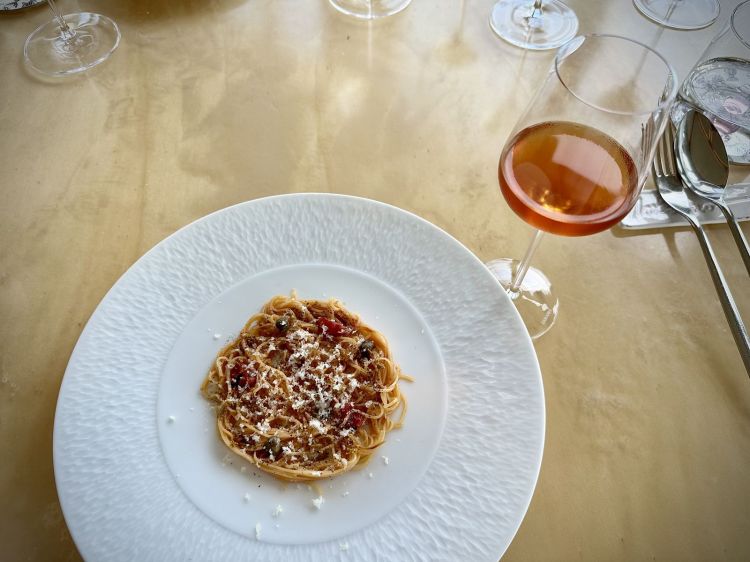 Maccheroncini di Campofilone (formato di pasta dimenticato da tanti, perché è difficile da cuocere), cotti a secco con aglio e olio (tipo Assassina) e poi bagnati con acqua di pomodoro di Henry infusa con alghe, shitake e rosmarino (per ricordare il potacchio). Sopra si condiscono con pomodori, capperi e cedro fermentato piccante, grattugiato al momento, da ghiacciato, per dare freschezza (ricorda il gesto del parmigiano, ma la funzione è un’altra). Viene accompagnato da un Succo di pomodori tostati, fragole fresche e infusione al basilico. È un piatto di mezzo, d’intervallo, ma potrebbe anche essere un predessert. Si conferma come il punto più originale e alto del menù.