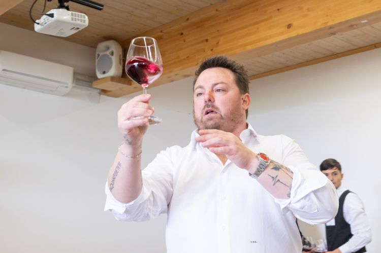 Luca Gardini durante la degustazione di Bovale