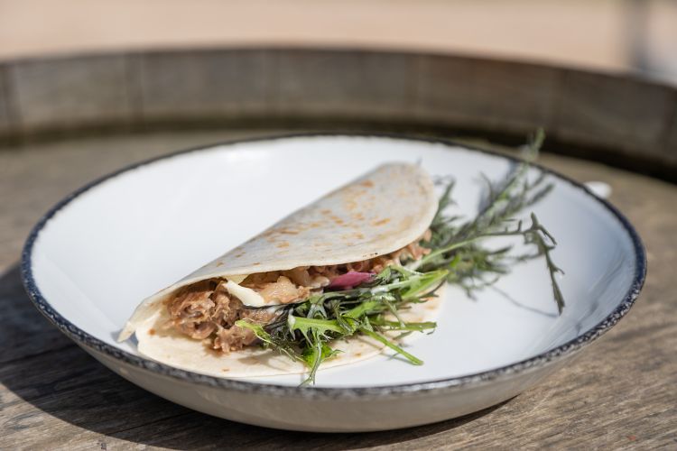 I due piatti di street food proposti da Giovanni Pireddu: Tacos con brasato di spalla di pecora, cipolle e maionese e, sotto, Terrina di nervetti e piedini fritti, insalata di cavolo viola e arancia.
