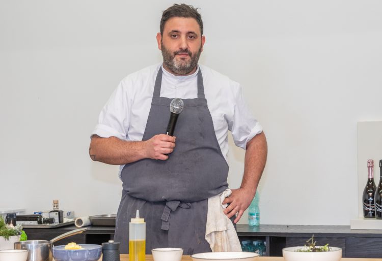 Giovanni Pireddu durante il cooking show organizza