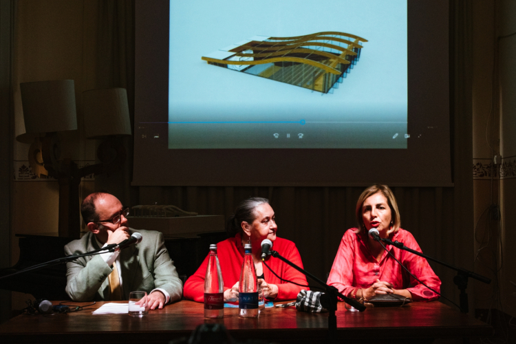 L'architetto Giusi Vinci, eoliana Doc, presenta il progetto del cine-auditorium assieme a Francesco Pensovecchio e Clara Rametta (foto di Stefano Butturini)
