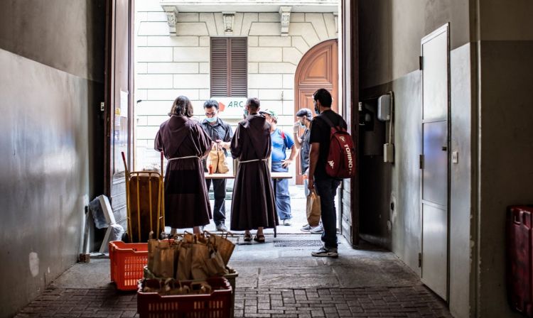 La distribuzione dei pasti dai Frati Minori