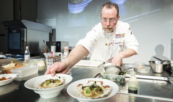 Alyn Williams mentre presenta il suo piatto