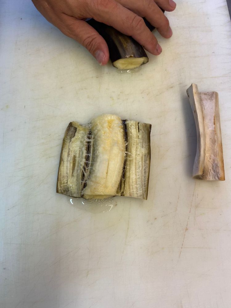 Fase 1 del processo creativo: Matias Perdomo nota che la banana ben matura, tagliata a metà, assomiglia al midollo dal punto di vista visivo. Inoltre, anche la texture si avvicina molto