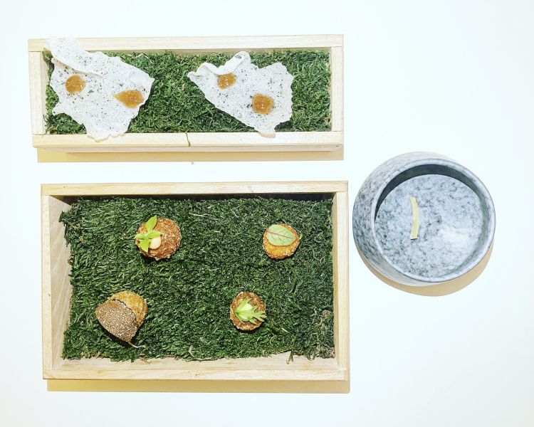 Amuse bouche
Arancino con brodo di funghi, salsa tartufata, maionese ai porcini, scorzone.
Arancino alla pizzaiola e basilico.
Crocchetta di melanzana, maionese al prezzemolo e germoglio di carota.
Crocchetta di baccalà, maionese al lime e acetosa.
Cracker di riso con marmellata di fichi e tabasco.
Segmento di limone fermentato con 8 mesi di maturazione.