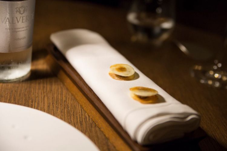 Wafer di latte e aringa affumicata