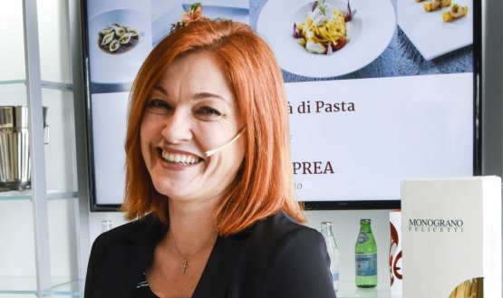 Eleonora Cozzella, fotografata da Brambilla / Serrani durante una delle sue presentazioni per Identità di Pasta, nel temporary restaurant di Identità Expo
