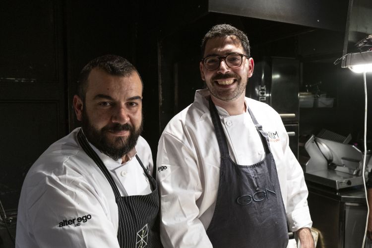 Lorenzo Ruta, chef e patron di Lorenzo Ruta Ristorante a Modica (Ragusa) e Angelo Gennaro, chef pro tempore di Gagini Restaurant. (Foto di Daniele Ratti)