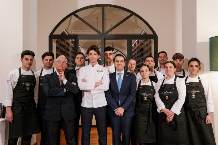 Parte della brigata di sala e di cucina del Princi
