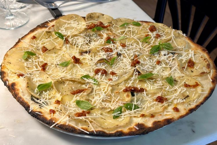 Patate, rosmarino & 'nduja:patate sottilissime croccanti al rosmarino, fiordilatte campano, 'nduja di Spilinga, Parmigiano Reggiano 20 mesi
