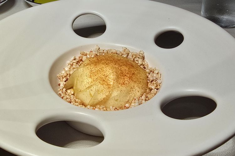 Gambero: tartare di gambero rosso con gel di pomodoro, spuma di mozzarella di bufala, quinoa soffiata, limone e polvere di pomodoro