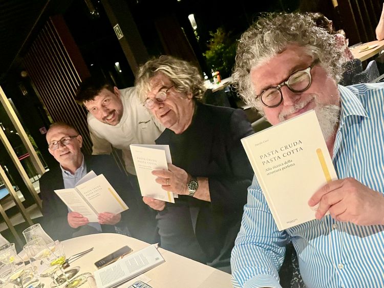Le firme del libro. A sinistra, l'autore Davi