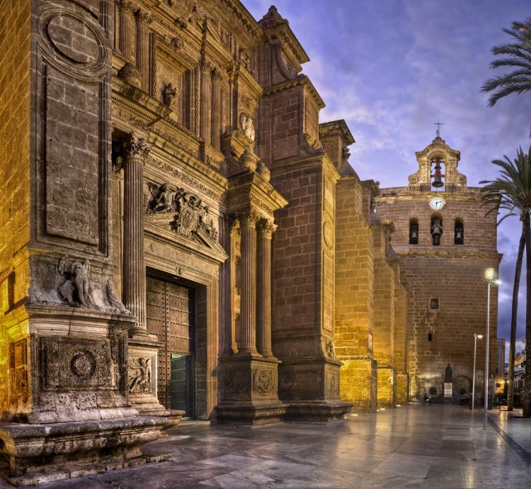 La facciata della cattedrale di Almeria

