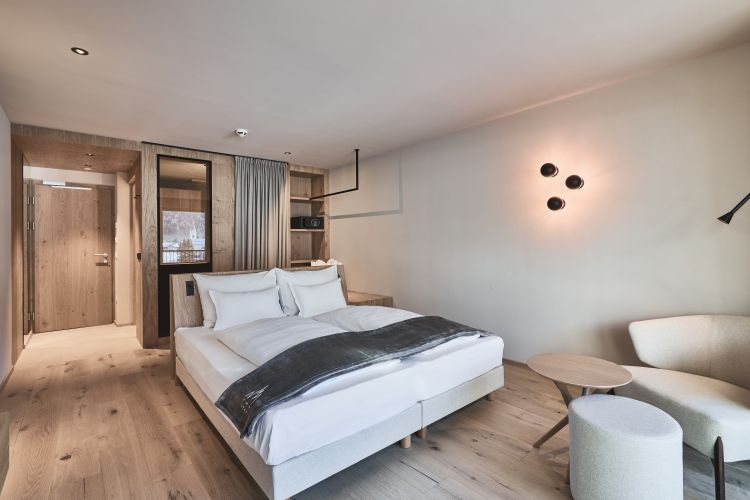 Una delle "sostenibili" camere dell'Ama Stay corredate di ampie e luminose vetrate