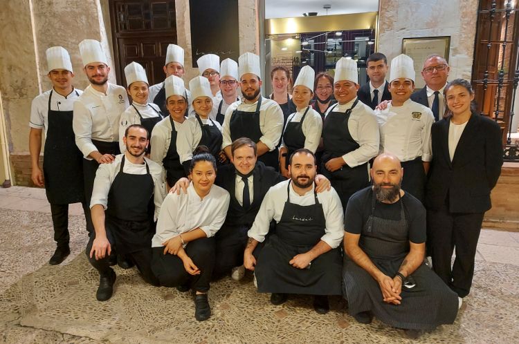 La brigata al completo del ristorante Bardal a Ron