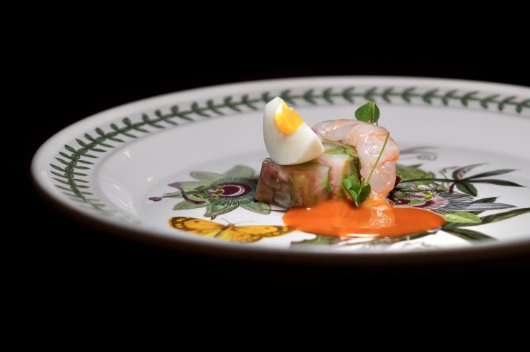 Dopo gli appetizer (Idea di Caprese, ossia una piccola capsula che concentra i sapori della caprese, giocata su pomodoro e mozzarella; Cacio e pepe croccante, ovvero pasta soffiata, croccante, farcita con una mousse di cacio e pepe; e Omaggio alla Liguria, un’acqua profumata ai fiori di gelsomino, raccolti nei dintorni del ristorante, accompagna una tartare di seppia condita con acqua di olive in salamoia e lime) ecco il Cappon magro, versione di Roberto Conti: una terrina - dunque una preparazione volutamente classica, oggi sempre più rara - costruita a strati con vegetali di stagione – asparagi, carote e barbabietola – alternati a polpo, scampi e gamberi. In superficie, salsa verde gelatinata in carpione, un gambero viola di Oneglia servito crudo e uovo sodo. A fianco una bouillabaisse fredda. Ottimo assaggio, con un solo difetti: il tutto risulta un po' troppo sotto temperatura