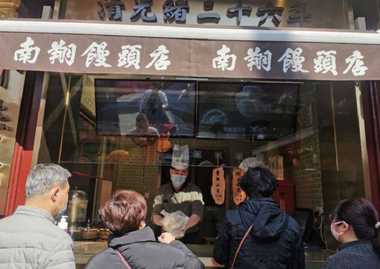 Street food da passeggio al NanxiangMantou di Shanghai, specialità bun di carne stufata (foto China Daily/Asia News Network)

