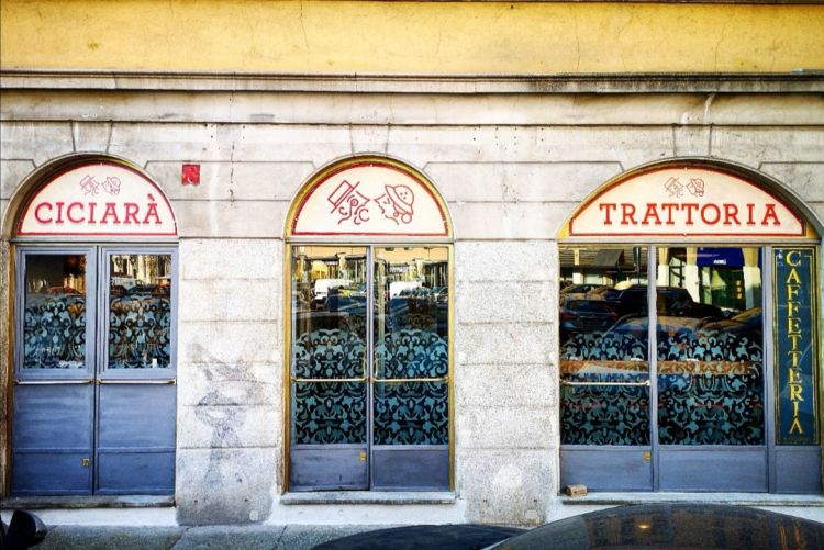 Le vetrine su strada di Ciciarà in piazza Sant