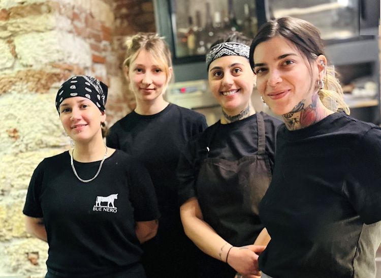 La brigata di cucina tutta al femminile del Bue Ne