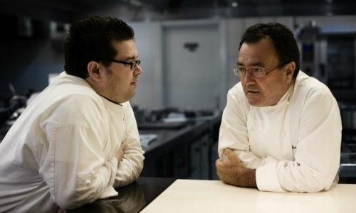 A sinistra Marcos Morán con il padre Pedro, le due generazioni che governano il ristorante Casa Gerardo di Prendes, nel Principato delle Asturie, nel nord della Spagna, telefono +34.98.5887797. «Marcos si dibatte tra il diavolo che porta in pancia e la saggezza diplomatica del padre», ha scritto il giornalista spagnolo Rafa Santos