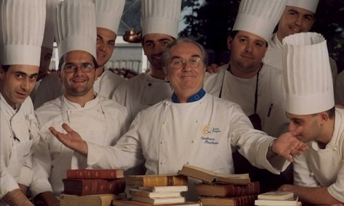 Una celebre foto di Gualtiero Marchesi. In alto a destra si riconosce Andrea Berton, uno dei tanti allievi che hanno appreso i fondamenti della cucina dal Maestro
