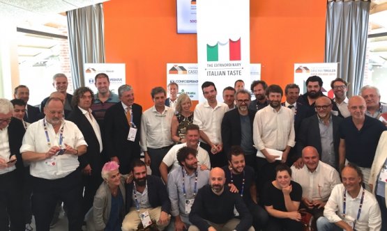 Foto di gruppo finale al termine dei lavori del secondo Forum della cucina italiana, il 28 luglio a Expo Milano 2015
