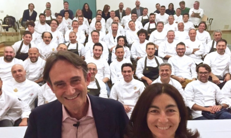 Piero Gabrieli e Chiara Quaglia al termine della terza e ultima giornata di PizzaUp 2015. Dietro di loro, tutti i pizzaioli che hanno partecipato al simposio
