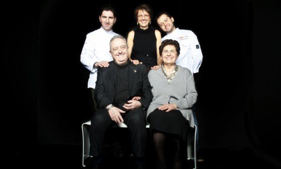 Foto di famiglia": Aimo e Nadia Moroni con la figlia Stefania e gli chef Alessandro Negrini e Fabio Pisani