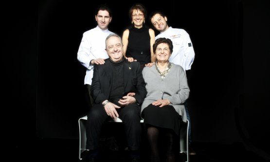 Foto di famiglia": Aimo e Nadia Moroni con la figlia Stefania e gli chef Alessandro Negrini e Fabio Pisani
