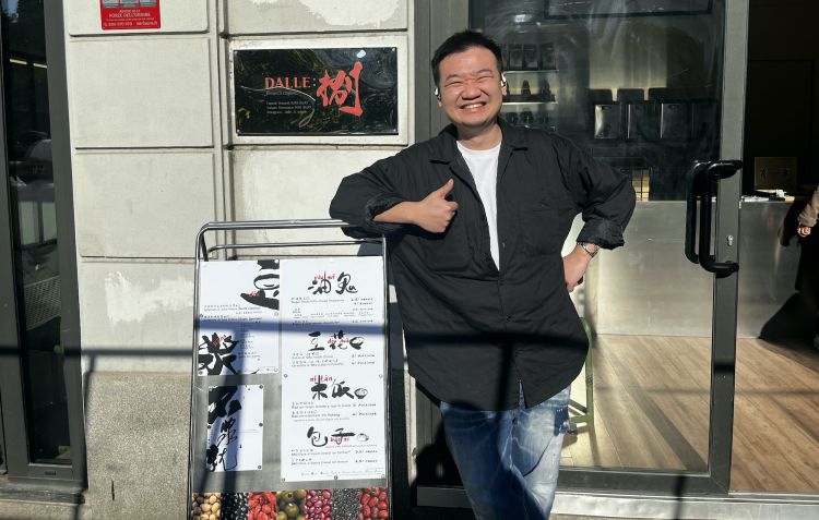 Lampo Wu fuori dalla sua nuova insegna Dalle Otto,