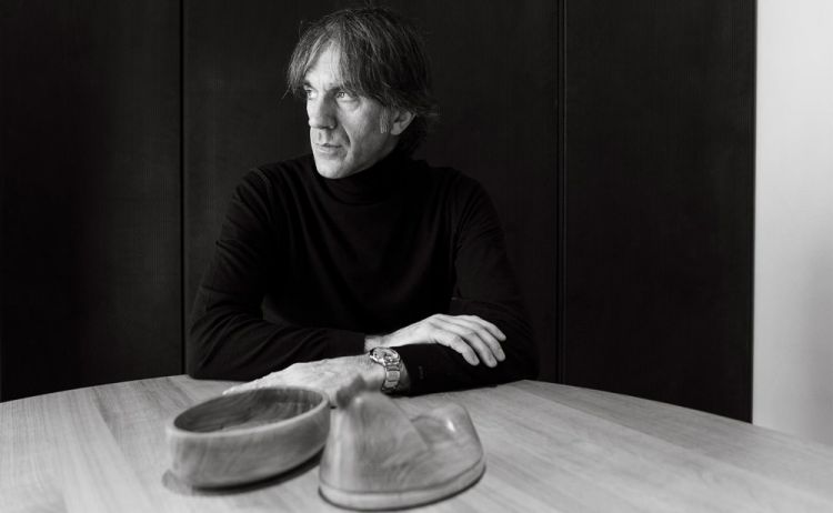 Oldani fotografato con uno degli oggetti della linea di tableware WOO’ꓷ