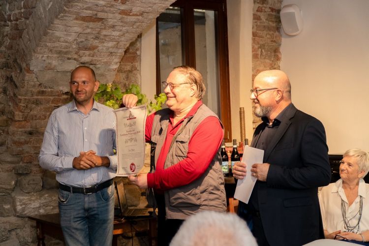 Ian D'Agata, esperto internazionale di vitigni autoctoni, riceve il riconoscimento come "Araldo del Pelaverga"