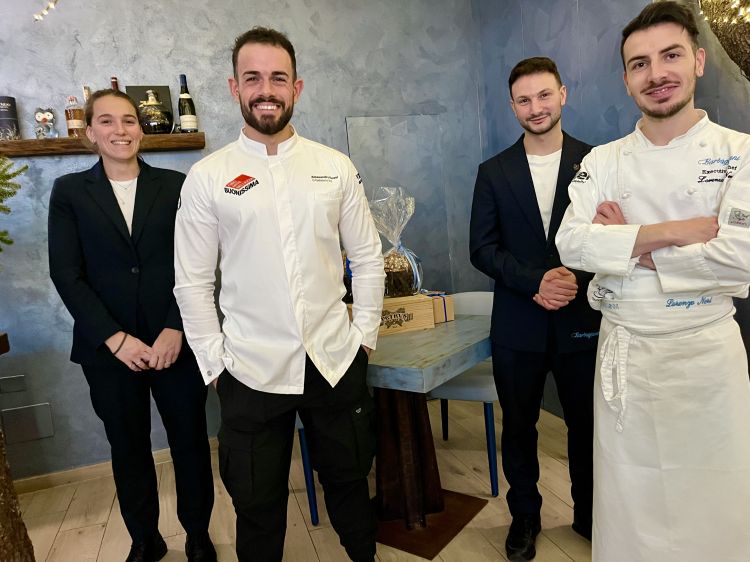 La brigata del ristorante Barbagianni di Colle Val