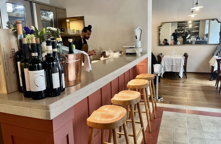 Il bancone all'ingresso di Trattoria Da Panci