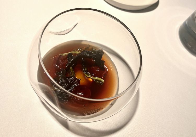 Roasted cherries and fried salad in an infusion of black tea and blackcurrant leaves, an immediately challenging principle
