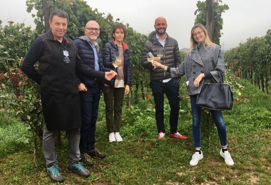 Brindisi della Cantina Lavis al Maso del Diaol. Al