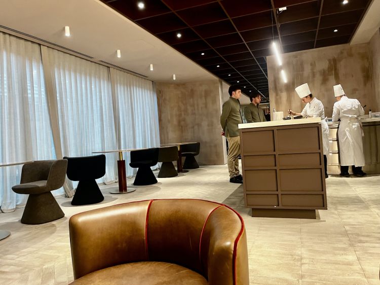 L'esperienza comincia nell'atrio del ristorante, dove sono serviti i piccoli assaggi iniziali. I menu degustazione de La Rei Natura sono 3: Mad10% (10 piatto a mano libera, 350 euro), Emozione (8 portate a 280 euro), Voyage (8 portate, 280). Due i wine pairing possibili: 6 calici di vino (160 euro), 5 di champagne (180 euro)