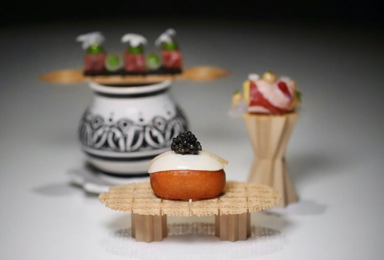 The tasting menu begins with some spectacular appetizers: Bread with habanero chilli pepper, pickled onions and albaqdunis ("parsley" in Arabic); Achiote (bixa orellana) with hibiscus and anise; Roasted pepper, sardine with its bone and caviar, Potatoes in layers, jamon iberico and scampi