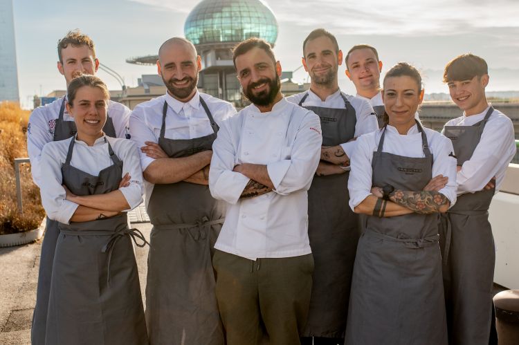Alessandro Scardina con la nuova brigata di cucina