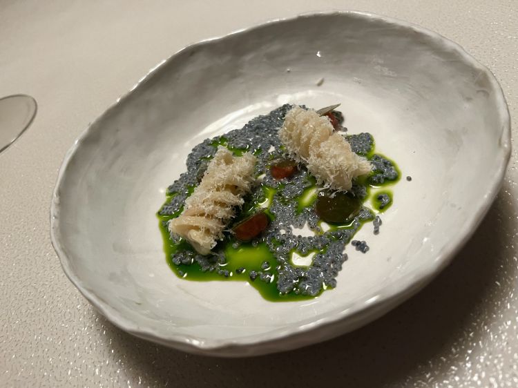 Luppolo, pompelmo rosa, semi di basilico, fusillone e parmigiano
Si parte con la pasta, si diceva, con un fusillone molto al dente. Ogni ingrediente e le acidità, amarezze e croccantezze che si portano appresso sono studiate per non farne prevalere nessuno. Socialismo gustativo