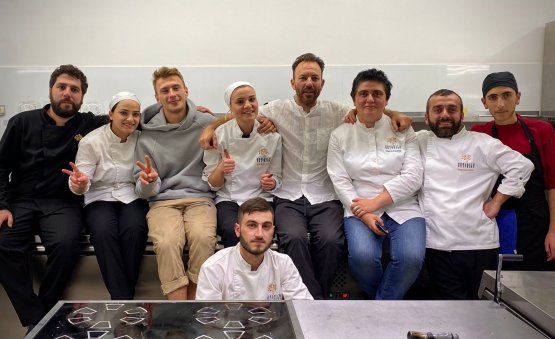 On the last day of our stay in Armenia, at restaurant Tsaghkunk they served a special dinner. Cooking with the local team was Mads Redsflund (famous for having been one of the cofounders of Noma in Copenhagen, with Rene Redzepi and Claus Meyer). The Danish cook spent 3 weeks in Armenia, interpreting the magnificent local ingredients through Nordic techniques and aesthetics. An important preview of the fine dining future that could soon become popular here too