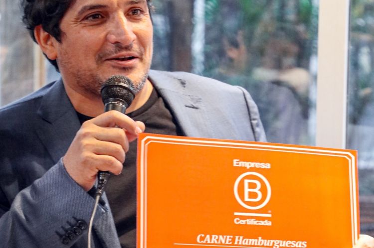 Mauro Colagreco con il certificato di Empresa B, che attribuisce a CARNE il riconoscimento di azienda dal triplice impatto positivo: economico, sociale, ambientale
